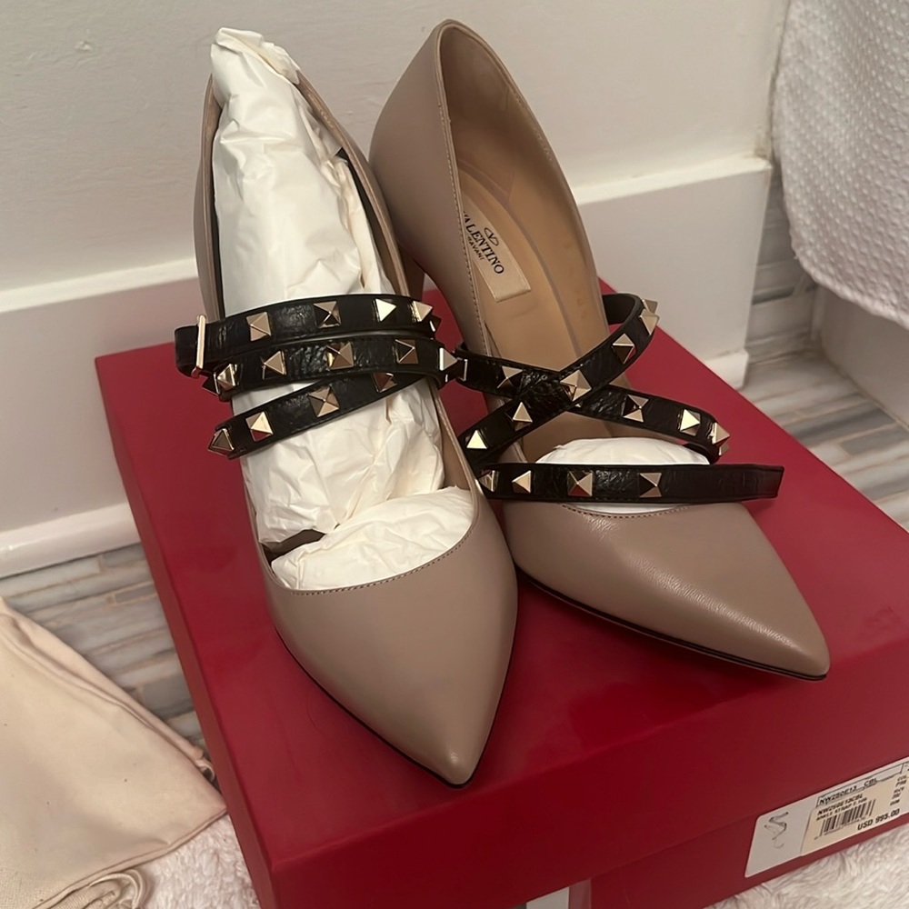 Valentino Garavani Rockstud beige pumps